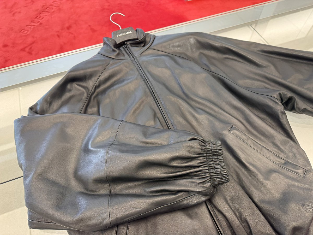 haratter17's tweet photo. BALENCIAGAよりbirthdayで花束ギフトを頂きました

そして、節目の歳になったということもあり魂の大型buy

Leather Tracksuit Jacket BLACK

2度諦めたところから購買に至るまでのドラマ制もあり、"アガリの服"と思わせてくれる一品です

大切に着ていきます https://t.co/TGSIGqIFnI