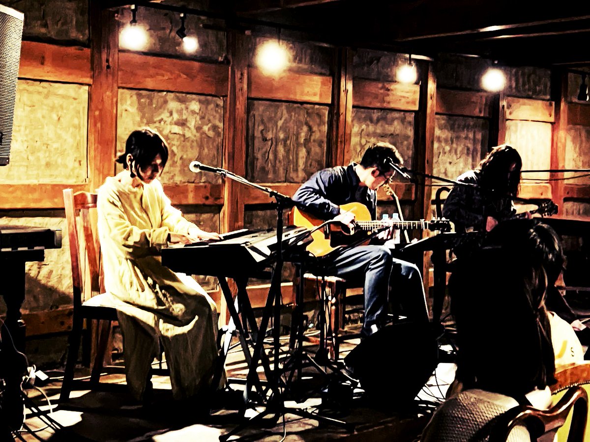 BOCOS_official's tweet photo. 昨日は大分ライブ、古賀小由美師匠に花を添えてもらいハートフルなライブになりましたボコ。
本日は17時から熊本tsukimi　@KumamotoTsukimi

見田師匠は明日の川釣りにつなぐ大事な一夜になりますボコ。 https://t.co/5KR9TBEvwJ