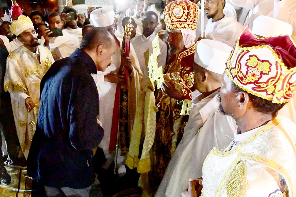 hawelti's tweet photo. በዓል ትንሳኤ፡ ሎሚ ሰንበት 20 ሚያዝያ ኣብ መላእ ሃገር ብልዑል ድምቀት ተኸቢሩ። ኣብ'ታ ዛዛሚት ዓቢ ጾም ቀዳም ስዑር፡ ኣብ ዝተፈላለየ ክሊ ዕድመ ዝርከቡ ዜጋታት፡ ክሳብ ወጋሕታ፡ ኣብ ከከባቢኦም ኣብ ዝርከባ ኣብያተ-ክርስትያን ክጽልዩን ምስጋና ከብጽሑን ሓዲሮም።

ፕረዚደንት ኢሳይይስ ኣፈወርቂ'ውን፡ ከምቲ ልሙድ፡ ፍርቂ ለይቲ ኣብ ርእሰ ኣድባራት ቅድስቲ ማርያም ቤተ-ክርስትያን ኣስመራ ተረኺቡ፡ ጸሎት ኣብጺሑ።
