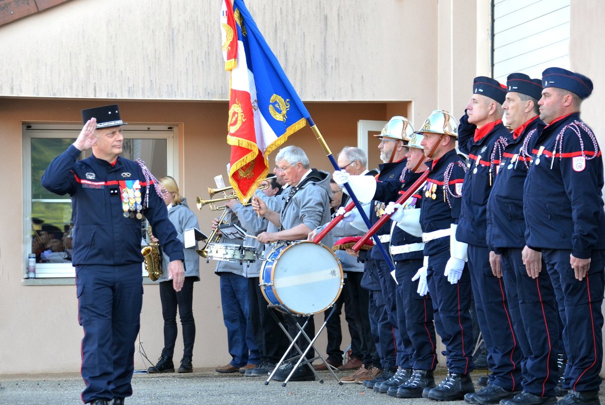 SDIS71's tweet photo. #PASSATIONDECOMMANDEMENT| Toutes nos félicitations à l’adc Éric JACQUET, nouveau chef du CIS de Tramayes ! Nous lui souhaitons une bonne prise de fonctions !
📸@laurenzo71250 https://t.co/ZUx7jv0Rq1