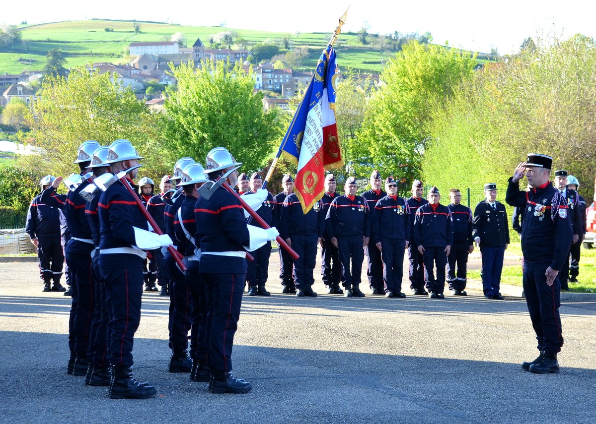 SDIS71's tweet photo. #PASSATIONDECOMMANDEMENT| Toutes nos félicitations à l’adc Éric JACQUET, nouveau chef du CIS de Tramayes ! Nous lui souhaitons une bonne prise de fonctions !
📸@laurenzo71250 https://t.co/ZUx7jv0Rq1