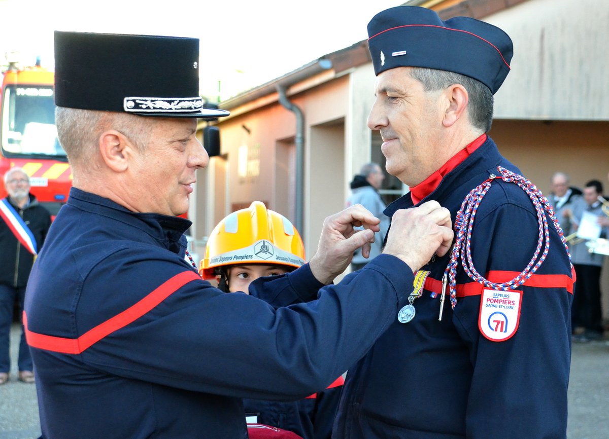 SDIS71's tweet photo. #PASSATIONDECOMMANDEMENT| Toutes nos félicitations à l’adc Éric JACQUET, nouveau chef du CIS de Tramayes ! Nous lui souhaitons une bonne prise de fonctions !
📸@laurenzo71250 https://t.co/ZUx7jv0Rq1