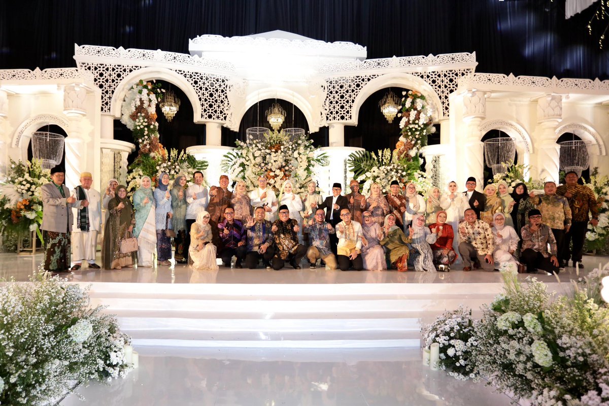 Selamat yang tulus dan penuh bahagia kepada sahabat saya tercinta Dr. H. Cucun Ahmad Syamsurijal yang hari ini menikahkan putri tercinta,
dr. Ghaida Zakia Noor dengan M. Abibakrin Nur.
Semoga pernikahan ini menjadi awal dari perjalanan suci yang penuh cinta dan keberkahan. Saya