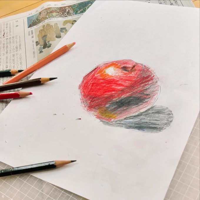 8歳児がリアル画を描いてみたいと言ってEテレの講座を見ながらゴリゴリと描いている。とにかく筆圧がすごい… 