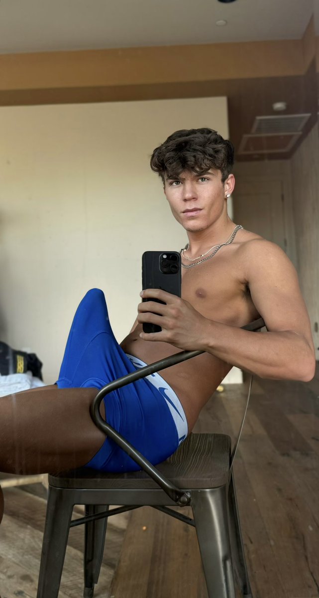 Say 'HI' and I’ll send a surprise pic to your DMs 

Check the replies
