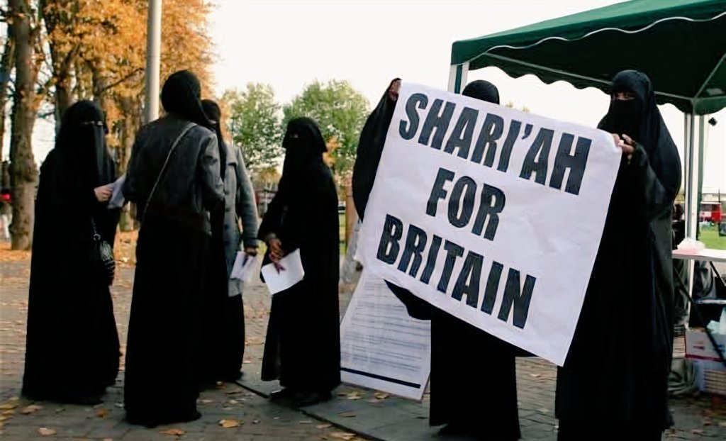 🚨BREAKING: Rupert Lowe says:

"Shariah courts operating in the UK should be shut down, and outright banned.

Our country, our laws. Don't like it? Leave"

Do you agree with Rupert?