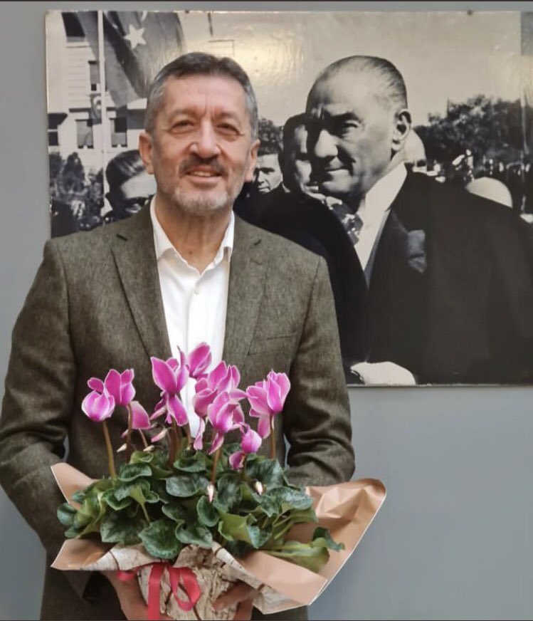 aydnnyasarr's tweet photo. Hocam öğretmenlerinize neler yaşatıyorlar bir bilseniz? Sizin tırnağınız bile etmeyecek insanlar öğretmenlerin emekleriyle oynuyor.
@ziyaselcuk 
#Ya2024eEkAtamaYaistifa https://t.co/Gn5DCZCPnr
