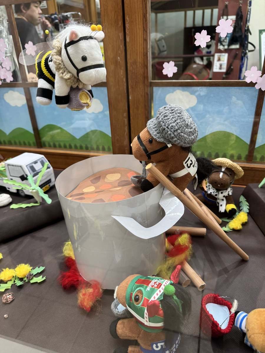 福島競馬場名物ターフィーショップ前展示、ドウデュースのカレー4コマ