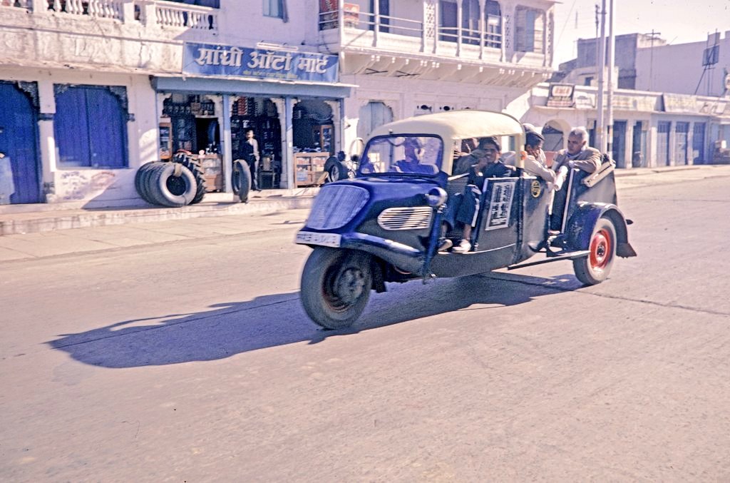 IndiaHistorypic's tweet photo. Strange Vehicle On Indian Road ?

What Do You Call It ? 

Photo - 1960s https://t.co/5i90o4Rehb