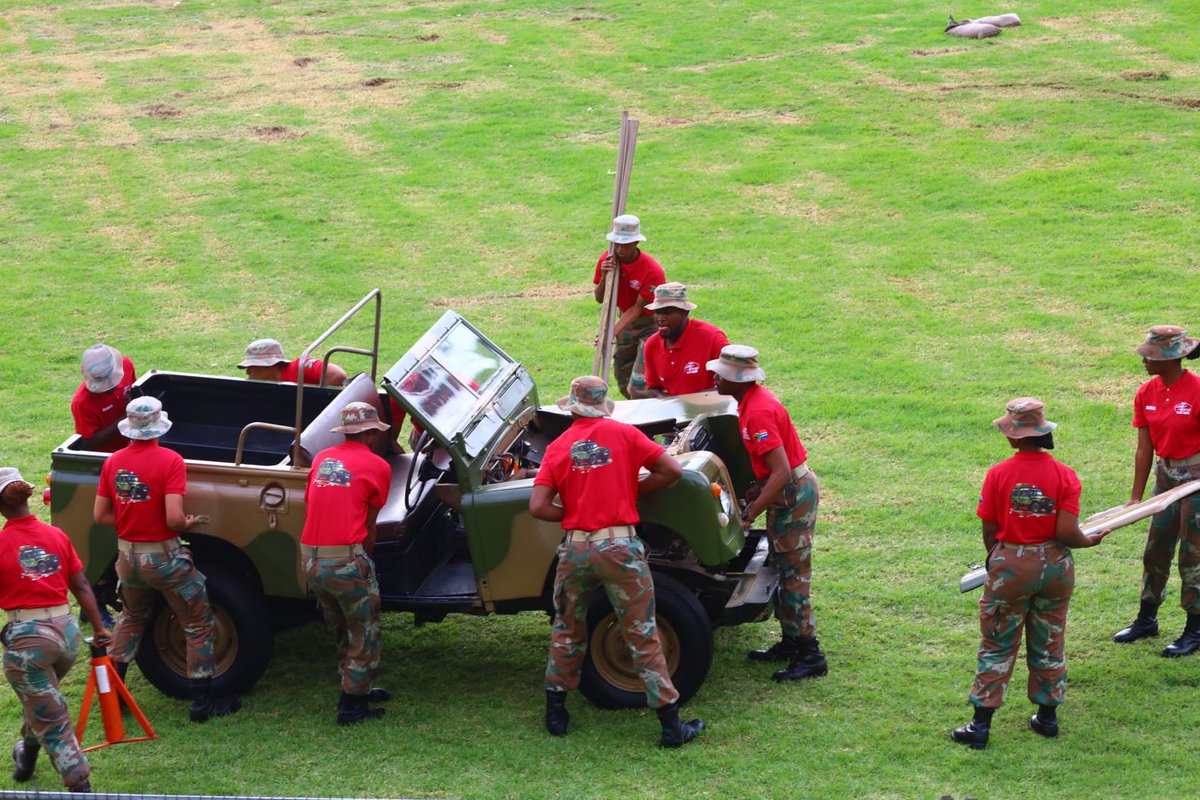 SANDF_ZA's tweet photo. #SAArmy Article || Technical Service Corps Wows Crowd with Vehicle Dismantling and Reassembly.
https://t.co/F26sxVRRhk
#SANDF
#SAArmy
#SAArmySupportFormation
#PrideOfLions
#RandShow2025 https://t.co/3tFujTvznK