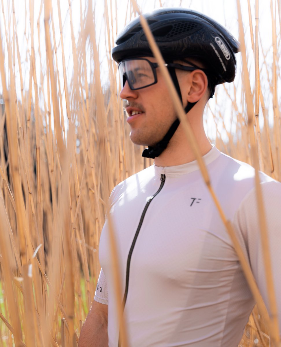 Noch auf der Suche nach Ostereiern? Wie wäre es stattdessen mit einem luftigen Frühlingstrikot? Braucht ihr nicht lange suchen, gibt es bei uns im Shop. VELOZIP Evo 2.0 der Name. 

📸 @gaspard_scenes

#triple2 #ridetriple2 #gravelbike #bikepacking #happyeaster