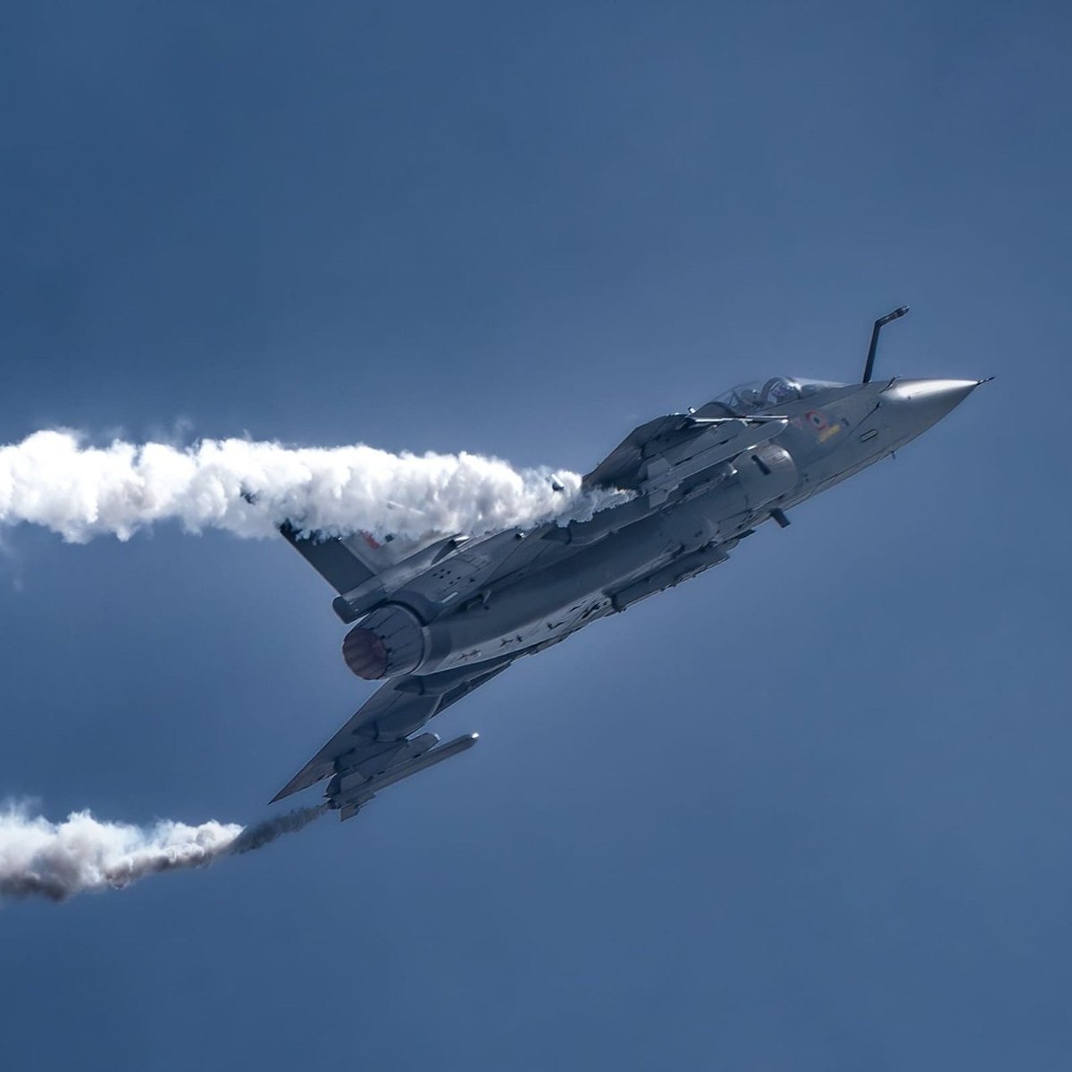 NewsIADN's tweet image. Sri Lanka has refused to buy India's #LCA Tejas MK1 amid its air force development plan

It has also skipped Chinese JF-17 and opted to upgrade its existing fleet of Israeli Kfir fighter aircrafts. Lanka has signed $49 million agreement with Israeli Aerospace Industries (IAI).