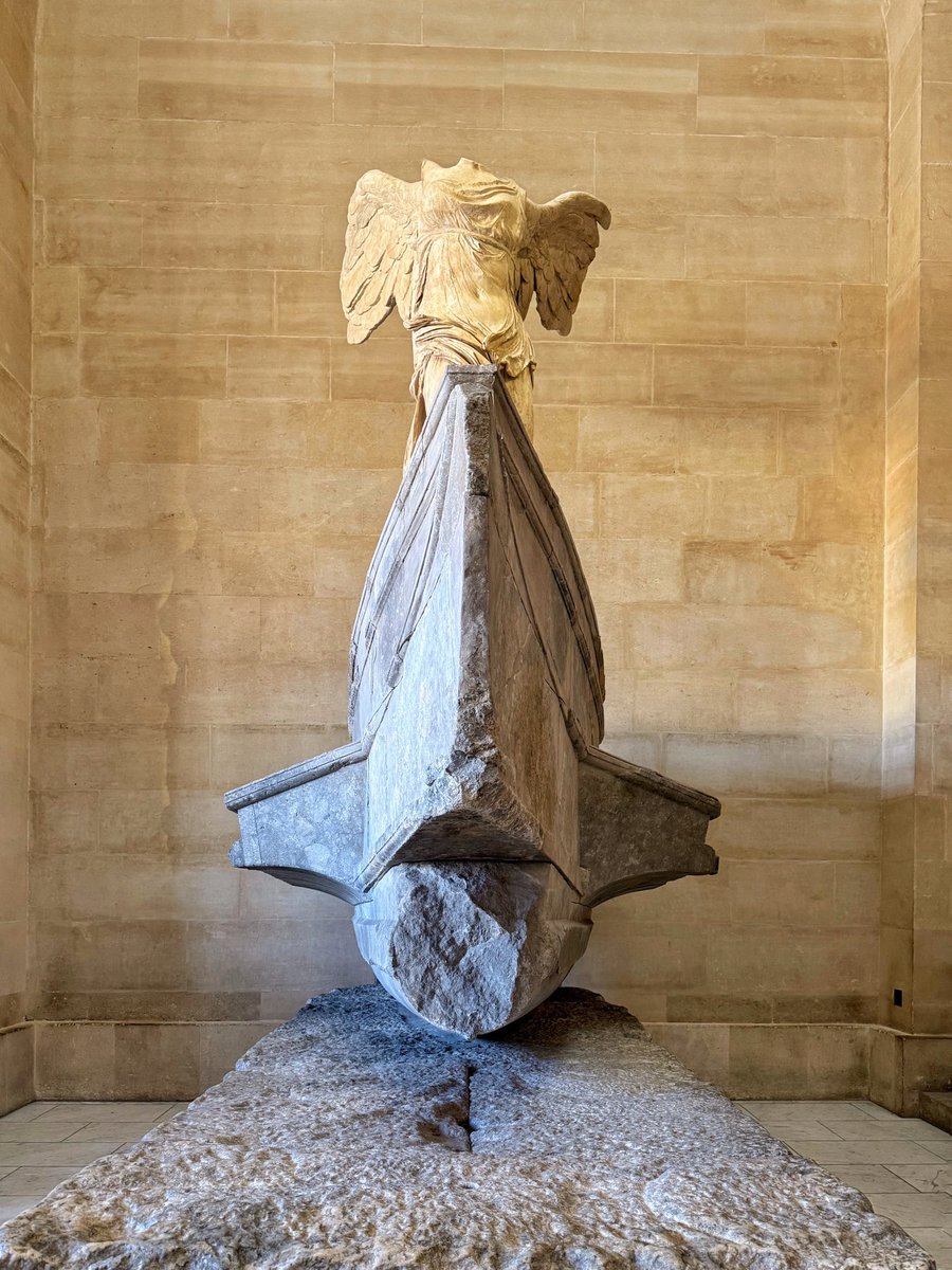 Eine ikonische Skulptur aus der Antike inspiriert Firmen und Künstler wie Rolls Royce, Nike oder Beyoncé und begeistert täglich zehntausende Besucher: die Nike von Samothrake im Pariser Louvre naehrlich.de/daserberoms/20…