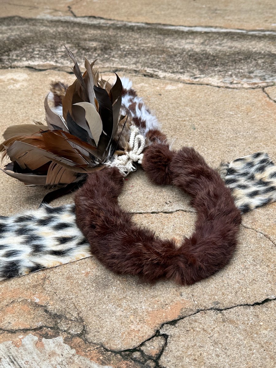 SMankentshane's tweet image. #Imvunulo Umqhele set - isikhumba somthini kanye nemisila eyindwangu. Khona futhi amabheqe (indwangu yengwe, ayisona isikhumba) nequbu lemphaphe. Thatha yonke R1500 - whatsapp ngo 0673943002