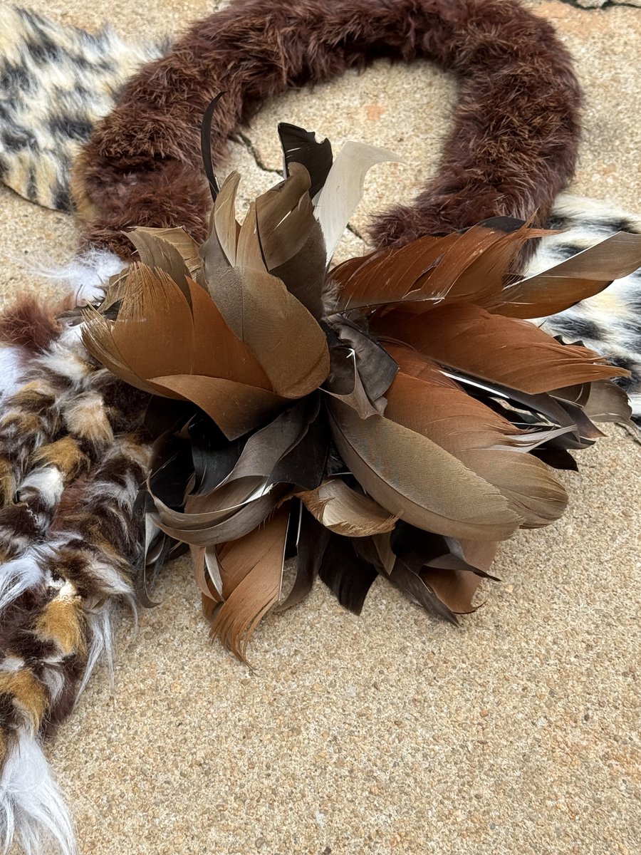 SMankentshane's tweet image. #Imvunulo Umqhele set - isikhumba somthini kanye nemisila eyindwangu. Khona futhi amabheqe (indwangu yengwe, ayisona isikhumba) nequbu lemphaphe. Thatha yonke R1500 - whatsapp ngo 0673943002