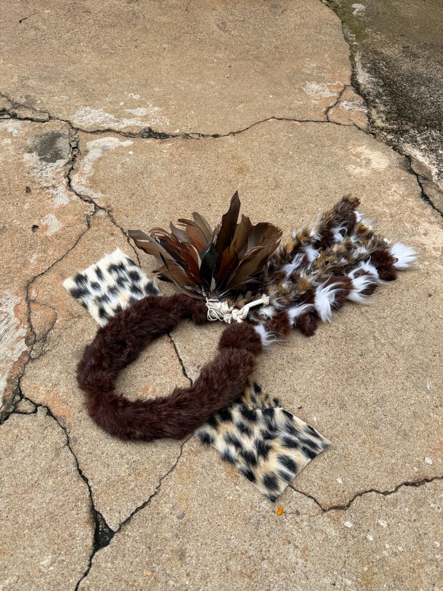 SMankentshane's tweet image. #Imvunulo Umqhele set - isikhumba somthini kanye nemisila eyindwangu. Khona futhi amabheqe (indwangu yengwe, ayisona isikhumba) nequbu lemphaphe. Thatha yonke R1500 - whatsapp ngo 0673943002