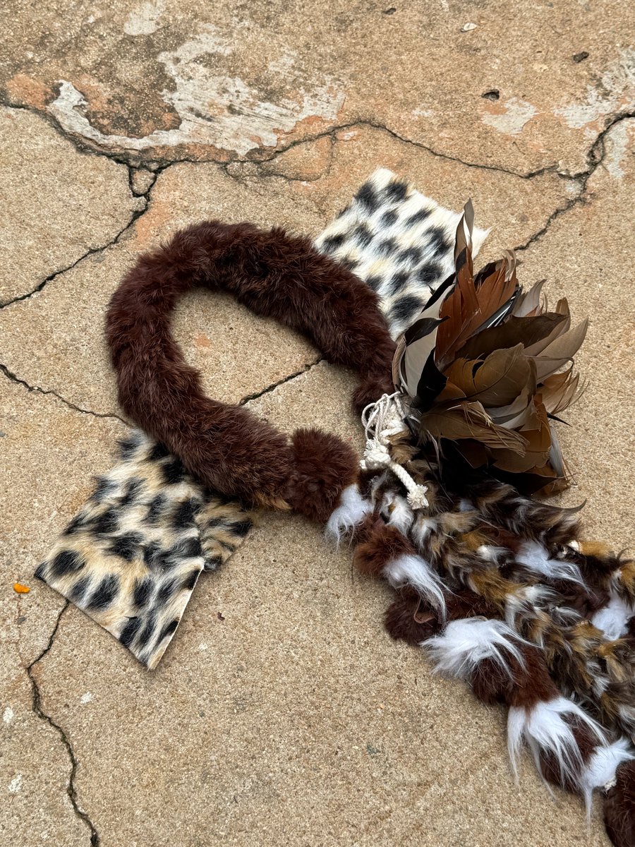 SMankentshane's tweet image. #Imvunulo Umqhele set - isikhumba somthini kanye nemisila eyindwangu. Khona futhi amabheqe (indwangu yengwe, ayisona isikhumba) nequbu lemphaphe. Thatha yonke R1500 - whatsapp ngo 0673943002