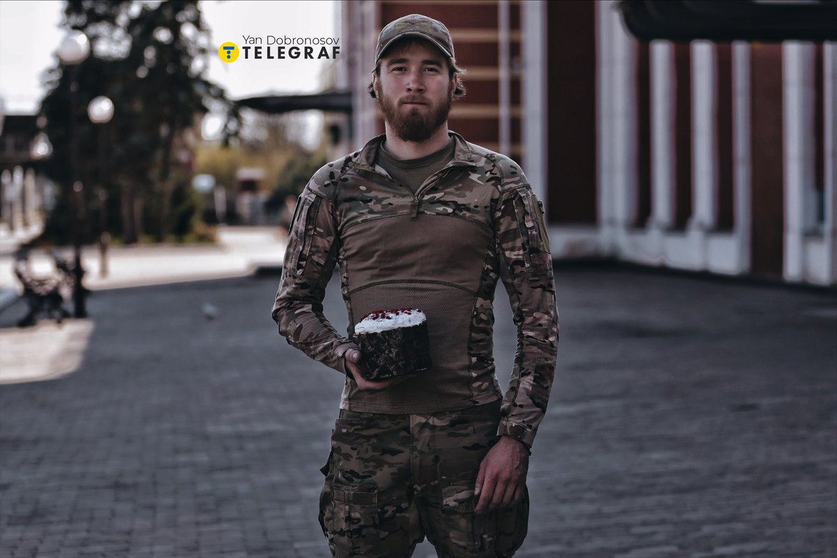 Ukrainian defender with an Easter cake.
via Yan Dobronosov