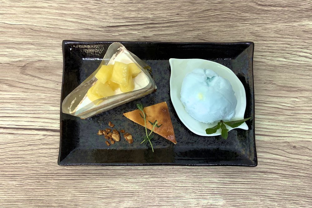 Cafe_Bflat's tweet photo. ・・・・・・・・・・・・
★B♭おすすめデザートセット
・季節のショート
・ベイクドチーズ
・ラムネアイス
(変わる場合もございます)
・・・・・・・・・・・・
さくらのパフェ、終了いたしました。
ご来店頂きありがとうございました。
#cafe
#Cafe_Bflat #カフェビーフラット
#鶴岡市カフェ https://t.co/3ZM8IusZXQ