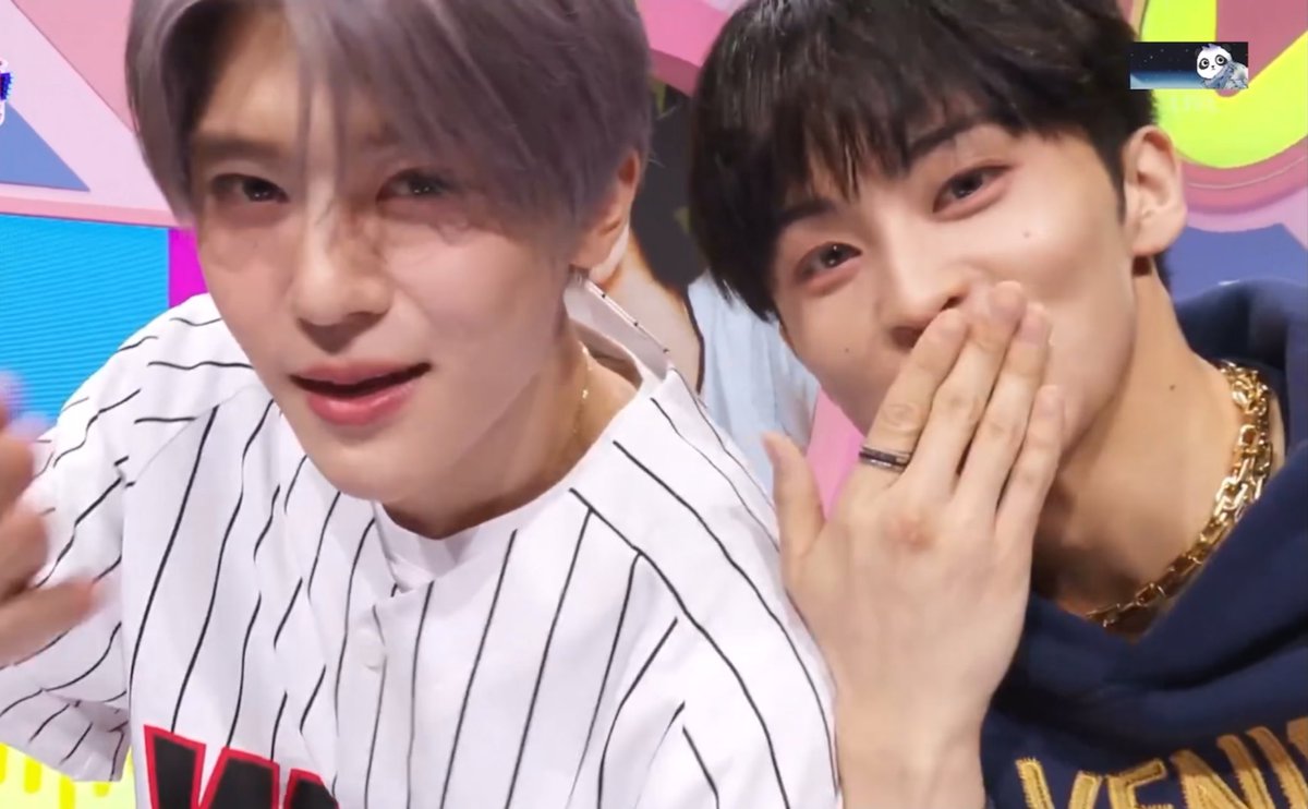 LOOKSMKL's tweet photo. mark flying kiss with sion! https://t.co/ZODbulSElU