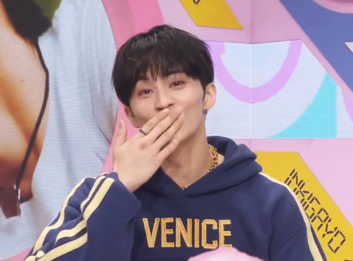 LOOKSMKL's tweet photo. mark flying kiss with sion! https://t.co/ZODbulSElU