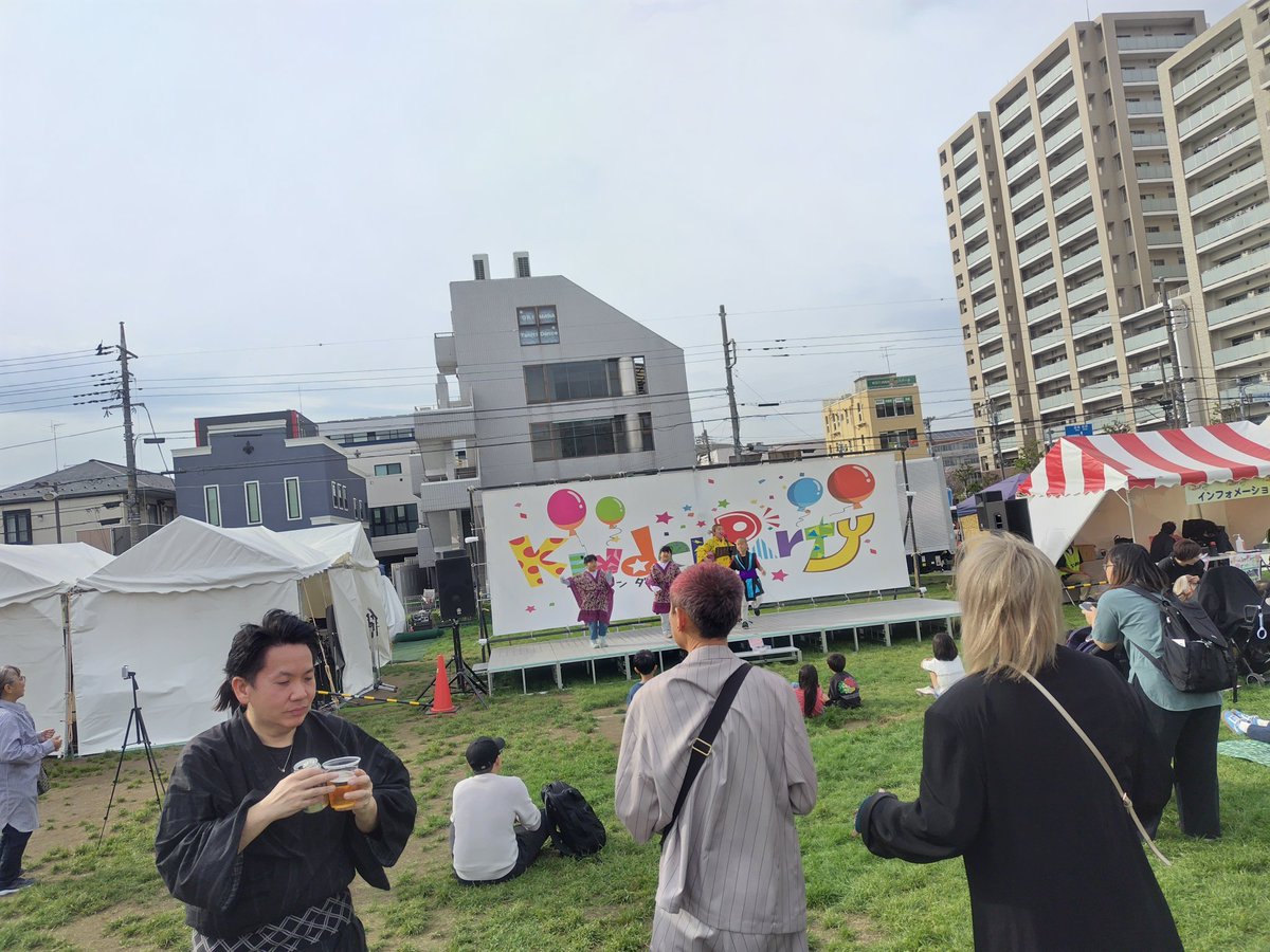 tele_usa's tweet photo. emu！！
町田のお祭りで歌うemuさん！
イベントに合わせてカバー曲多めのセットリスト

でも、最後のオリジナル曲で、
目の前に居たちびっ子が真似して踊ってた！
すげぇ、、

ただの酒呑み二人組では無い、、
(そりゃそう)

ネコレンジャーピック頂きました！😆
5/4鶴見にて喉さん企画でご一緒です✌ https://t.co/EAZtgWMhOx