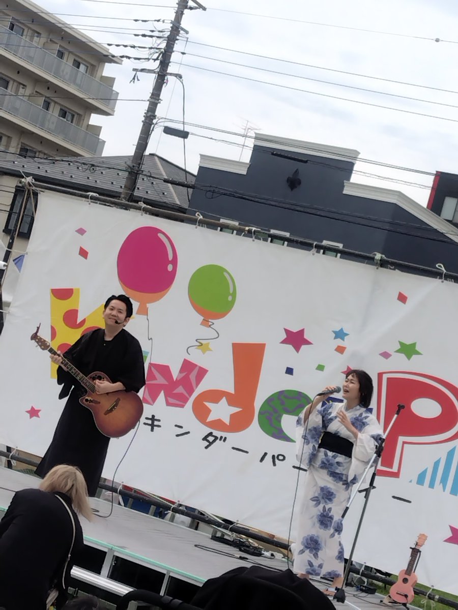tele_usa's tweet photo. emu！！
町田のお祭りで歌うemuさん！
イベントに合わせてカバー曲多めのセットリスト

でも、最後のオリジナル曲で、
目の前に居たちびっ子が真似して踊ってた！
すげぇ、、

ただの酒呑み二人組では無い、、
(そりゃそう)

ネコレンジャーピック頂きました！😆
5/4鶴見にて喉さん企画でご一緒です✌ https://t.co/EAZtgWMhOx