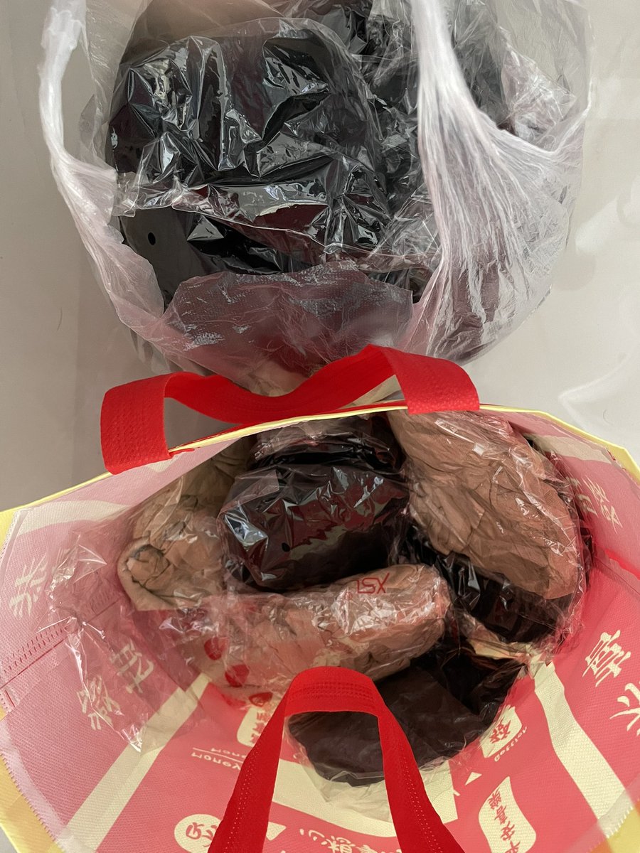 #酒店接待 #柜姐丝袜
dou音某温泉酒店制服接待员，视频除了酒店环境就是接待员制服合照，看着都很好看就沟通了一下，回复我的是好多人都要高价买她们丝袜，50-300一条的都有哈哈笑死，本不想卖我但还是被我拿下，用了最低的价格拿下还愿意拍视频给我，只能说方法对了高价没任何用 https://t.co/CiwMx99NVm