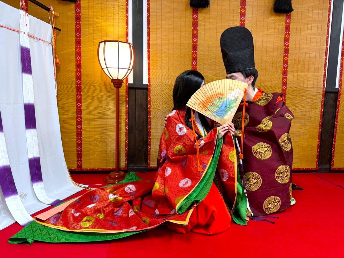 #枕草子 に書かれた清少納言と藤原斉信はどんな関係だったのかしら？🥰
二人にしか分からない語らいがあったり、皮肉を言い合ったり…
もしかしたら秘密の恋もあったかも？🥰

大河ドラマの斉信とききょう様になって、ひと時の平安時代を楽しまれたお二人でした！

#十二単 体験の雅ゆき