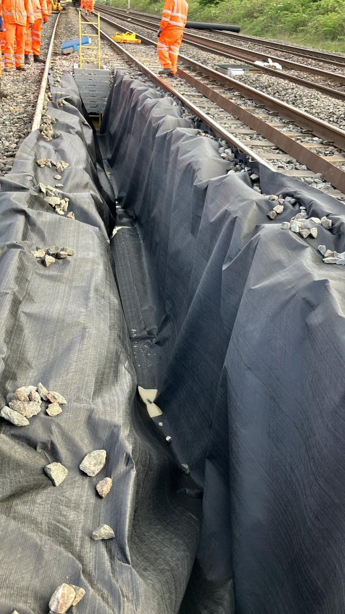 networkrailWCML's tweet photo. 💪 No drain, no gain - we’re upgrading rail drainage near Tring station as part of our #EasterWorks

🦺 Work includes installing 200 metres of drainage to help prevent flooding and enhance resilience against extreme weather

👉 https://t.co/neGu37G0At https://t.co/9iKNDxedDs