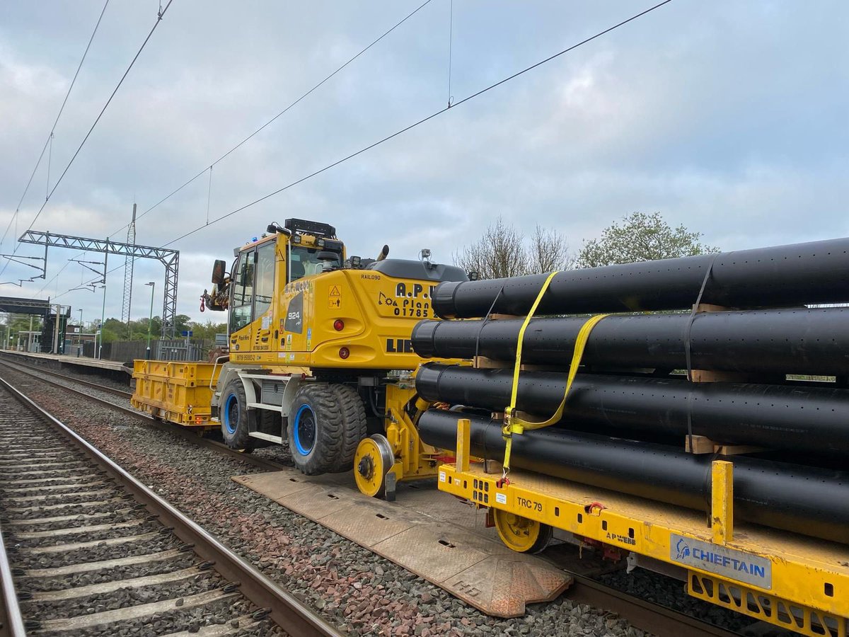 networkrailWCML's tweet photo. 💪 No drain, no gain - we’re upgrading rail drainage near Tring station as part of our #EasterWorks

🦺 Work includes installing 200 metres of drainage to help prevent flooding and enhance resilience against extreme weather

👉 https://t.co/neGu37G0At https://t.co/9iKNDxedDs