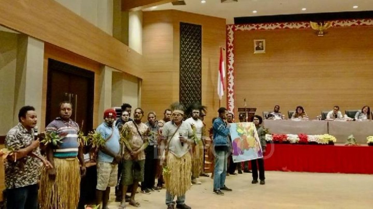 #News: #Indigenous alliance group AMAN reports 110 Indigenous #landconflicts in early 2025, mainly due to #palmoil plantation expansion. Stand against violence and #BoycottPalmOil to protect #Indigenousrights and stop #deforestation
 en.tempo.co/read/1987800/a…