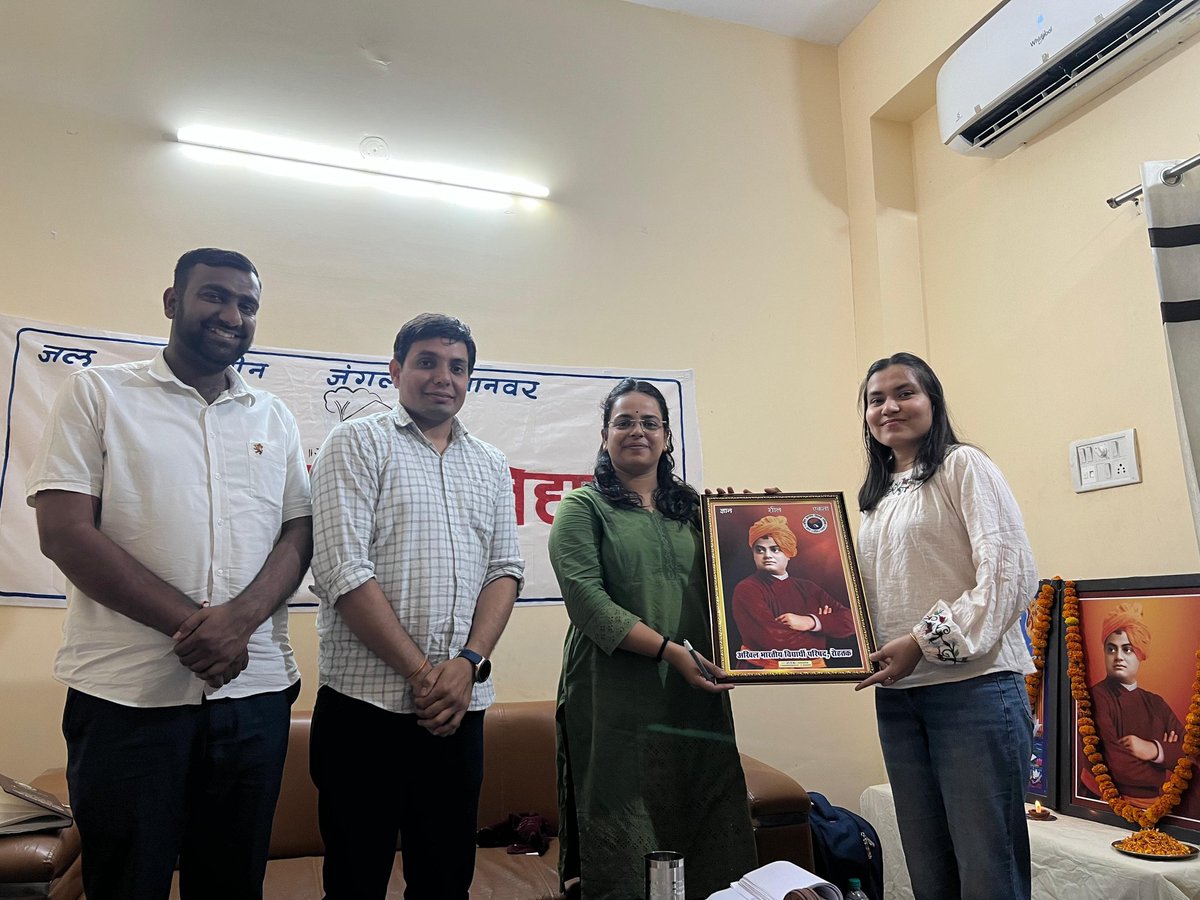 SFDIndiaOrg's tweet photo. विकासार्थ विद्यार्थी हरियाणा प्रांत टोली की बैठक रोहतक में सम्पन्न हुई इस बैठक में SFD  राष्ट्रीय संयोजक कु.पायल राय, प्रदेश मंत्री  श्री राहुल वर्मा और प्रदेश संगठन मंत्री श्री संजय कसवां प्रमुख रूप से उपस्थित रहे। https://t.co/qAFGO32LrY