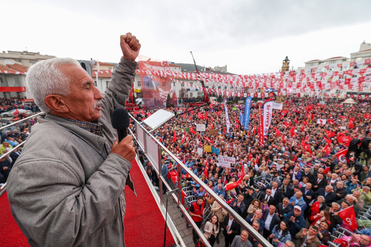 Yozgat mitingi pek çok araştırmanın ortaya koyduğunu, çıplak gözle de görme imkanı sundu: 19 Mart sürecine itiraz hem CHP seçmeninin ötesine uzanıyor, hem de sadece büyük şehirlerle sınırlı kalmıyor.  Vatandaş, bir siyasetçinin ana muhalefet partisinin cumhurbaşkanı adayı ilan