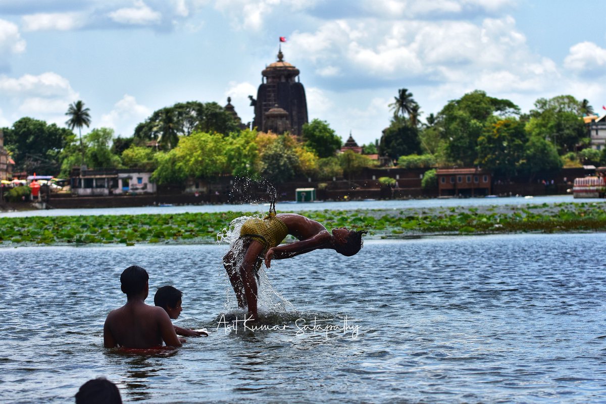 Asitkumar_AK's tweet photo. The thrill of the jump, the spray of the water, the laughter of friends – summer at its finest. #SummerFun #WaterPlay #ChildhoodMemories #IndiaTravel #Bindusagarpond #oldtown #streetphotography #photojournalist #photojournalistlife #photooftheday https://t.co/tg4dQDpS6B