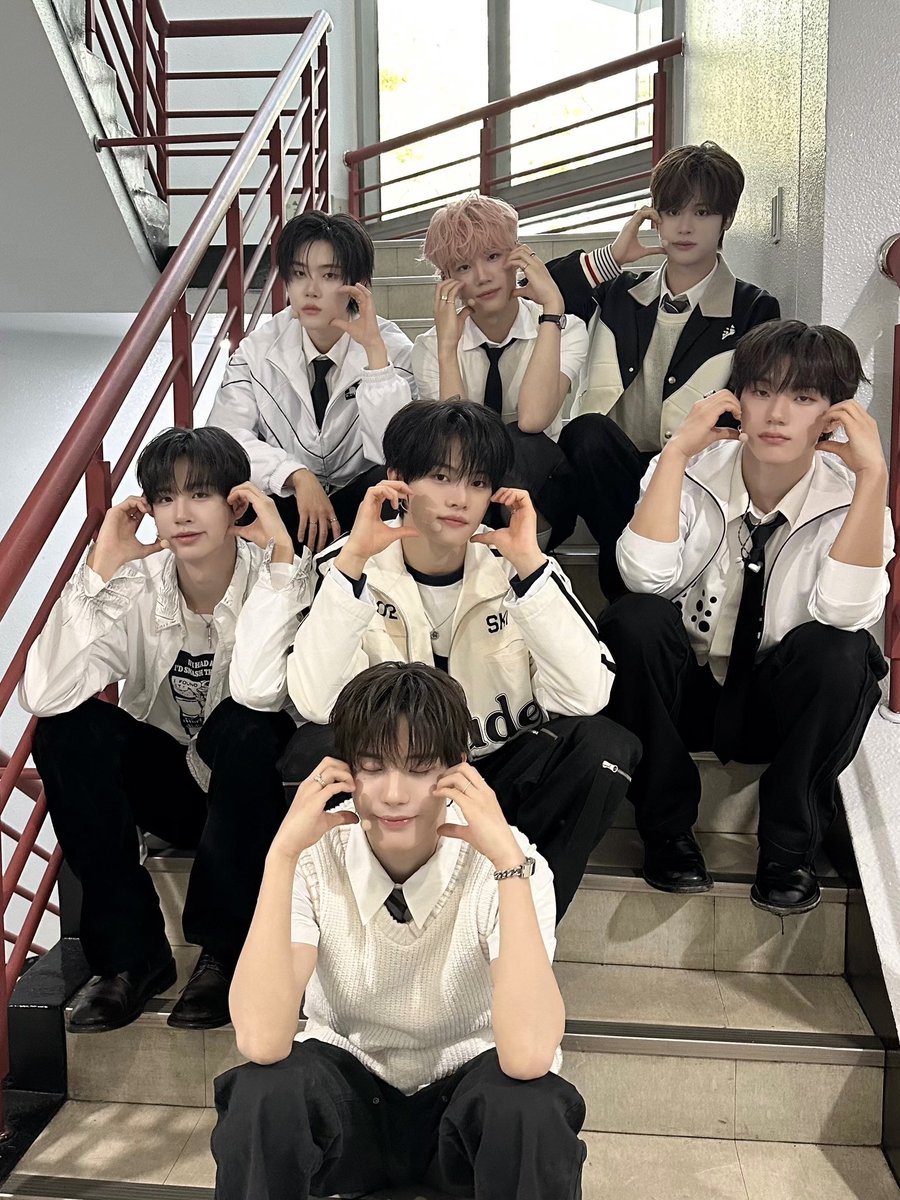 📂 𝗖𝗟𝗢𝗦𝗘 𝗨𝗣❕
└📁 SBS 인기가요 | 250420

클로저와 함께해서 첫방부터 막방까지 행복했던 내모시소💓

#CLOSEYOUREYES #클로즈유어아이즈
#클유아 #CYE 
#ETERNALT
#내_안의_모든_시와_소설은
#All_My_Poetry