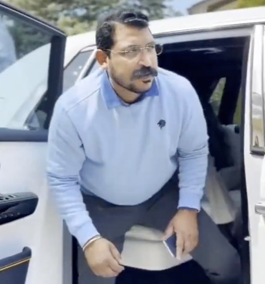 JaikyYadav16's tweet photo. चंद्रशेखर आज़ाद USA में गए हुए हैं, वहाँ पर उन्होंने एक Rolls Royce कार में यात्रा की, इस कार की वीडियो भी वायरल हो रही है,

यह वीडियो देखकर कई लोगों के पेट में दर्द हो रहा है, वजह यह है कि

इस गाड़ी पर CHAMAR लिखा हुआ है, तब किसी के पेट में दर्द नहीं होता जब

लोगों गाड़ियों पर 

BRAHMIN
YADAV 
GURJAR 
JAAT
THAKUR 

लिखा हुआ होता है, दरअसल जाति एक सच्चाई है और हर किसी को अधिकार है कि वह अपनी जाति पर गर्व कर सके।
