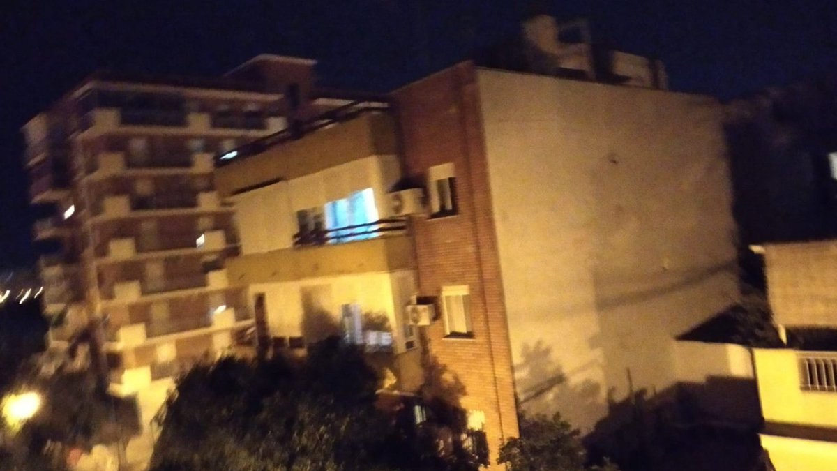 Como todos los viernes, tras comprobar que sus hijos duermen, Juan y Lucía se dirigen hacia el centro, 15 minutos a paso ligero.
Como todos los viernes, desde hace 3 años, se detienen en la entrada de un edificio espigado y moderno, de 6 plantas.
Como todos los viernes, Juan y
