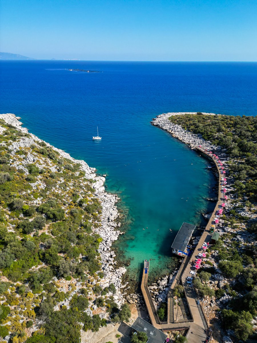 Andrea Doria Bay, a hidden natural gem in Antalya’s Finike district, is a true feast for the eyes. Its turquoise waters, calm vibes, and striking views make it a must-visit for nature lovers. Don’t forget to add it to your bucket list! 
#Antalya 🇹🇷 
Happy Weekend 🌍❤🇹🇷