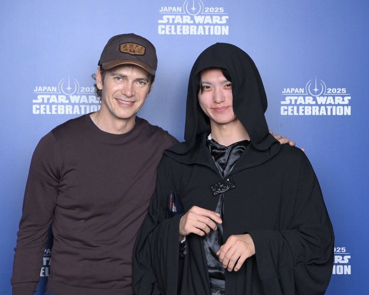 dar_sid4's tweet photo. アナキン(ヘイデン)
コーディ(テムエラ)
小3にEP3を見てスターウォーズの沼にハマり、その頃は会えるだろうなんて思っても見なかったけどこうして会えたのは運が良すぎる！！😭
ほんとうにありがとう！！

※緊張し過ぎて顔が思ってるより笑えてなかった😭 https://t.co/pse3E15hL1
