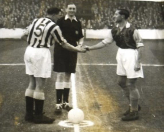 20 April 1953
West Ham United 3-3 St Mirren
Attendance 25,000

The second ever floodlit match at the Boleyn Ground, Upton Park

Saints captain Willie Telfer shakes hands with West Ham captain Malcolm Allison

<a href="/scottjohnston2/">Scotia Johnston</a> <a href="/WHUFC_OnThisDay/">West Ham Utd OnThisDay</a>