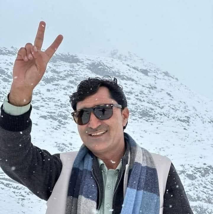 Parachinar786's tweet photo. ابھی کچھ دیر پہلے کرم پولیس نے عرفانی پلازہ کے سامنے ملک سرتاج کو گرفتار کیا ہے ۔۔
پولیس نے ملک صاحب کے گاڑی کے شیشے بھی توڑ دئیے ۔۔
کرم پولیس اگر خود کو اتنا دلیر سمجھتے ہیں ۔ اگر اتنا دم ہے ۔ تو بوشہرہ والا عابد ، عمران مقبل اور دوسرے دہشتگردوں کو بھی گرفتار کرکے دیکھائیں ۔۔ https://t.co/wtpQSYjS0U
