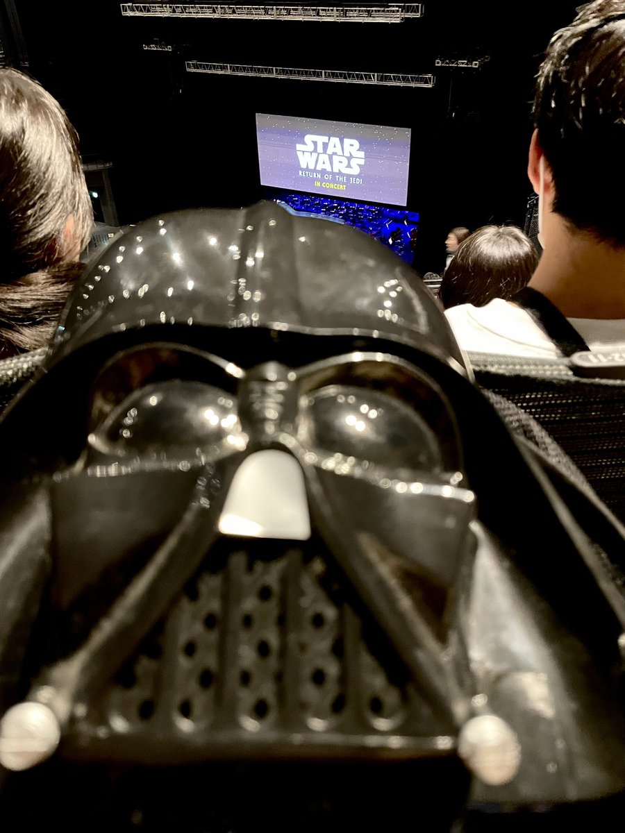 BAMBiFF14's tweet photo. 東京にワープしておりました
スターウォーズ シネマコンサート
映画の上映と連動してオーケストラが生演奏するという贅沢な催しです

最高すぎてマジ鳥肌たった！
家からベイダー持ってきたんだいw

 #SWSJ https://t.co/Cmj5S9GHmM