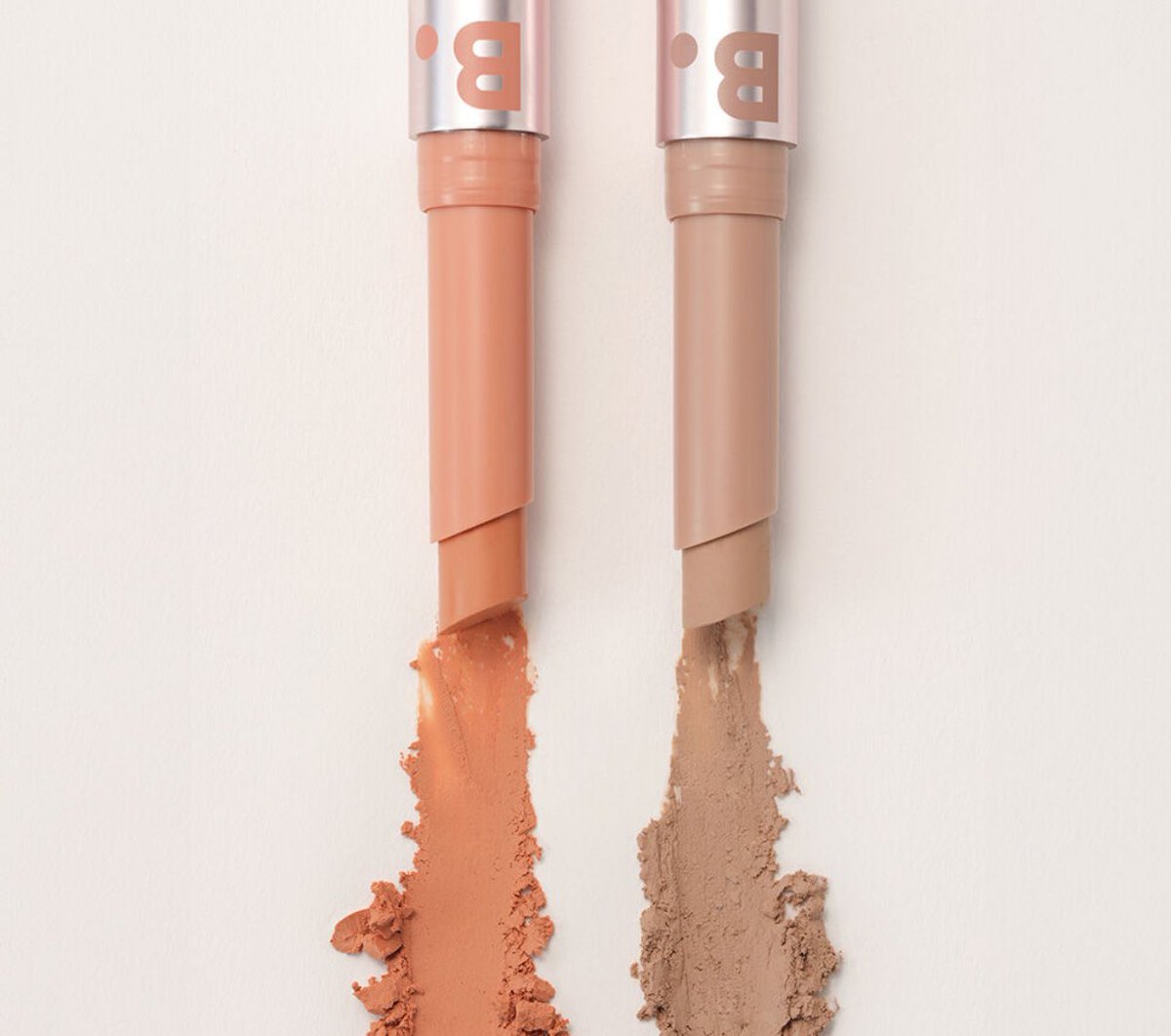 바닐라코 커버 립베이스(8/10)
색이 조금 연하게 발색되지만 괜찮다 두꺼워서 립라인은 다른 걸로 따고 그냥 립 전체 색 낼 때 쓴다 뻑뻑한 것 없이 부드럽게 발림 얇고 커버력 굿