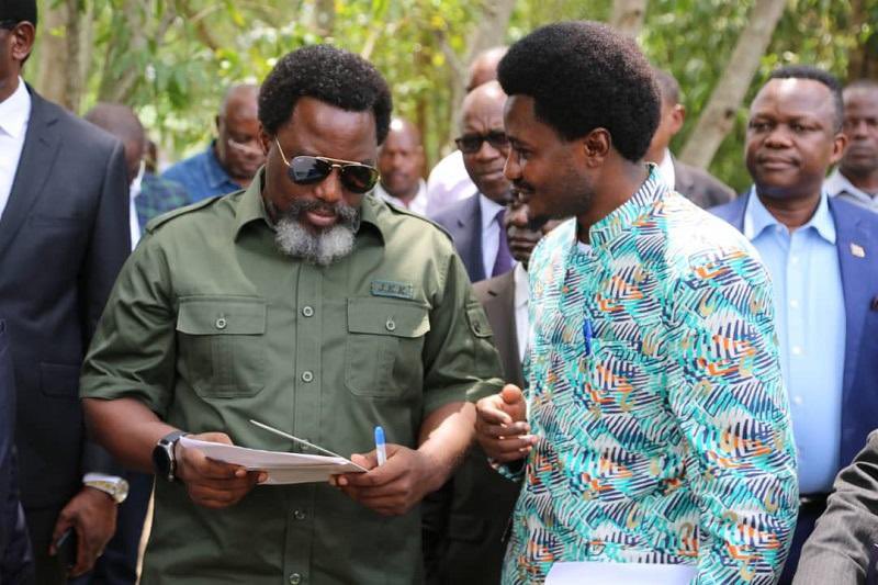 Le communiqué de Constant devrait faire réfléchir Félix Tshisekedi. De la même manière que les Tshisekedistes de la dernière heure, comme Lambert Mende et Constant Mutamba, s’acharnent aujourd’hui contre Joseph Kabila qu’ils encensaient hier, ils tourneront leur veste demain. Le