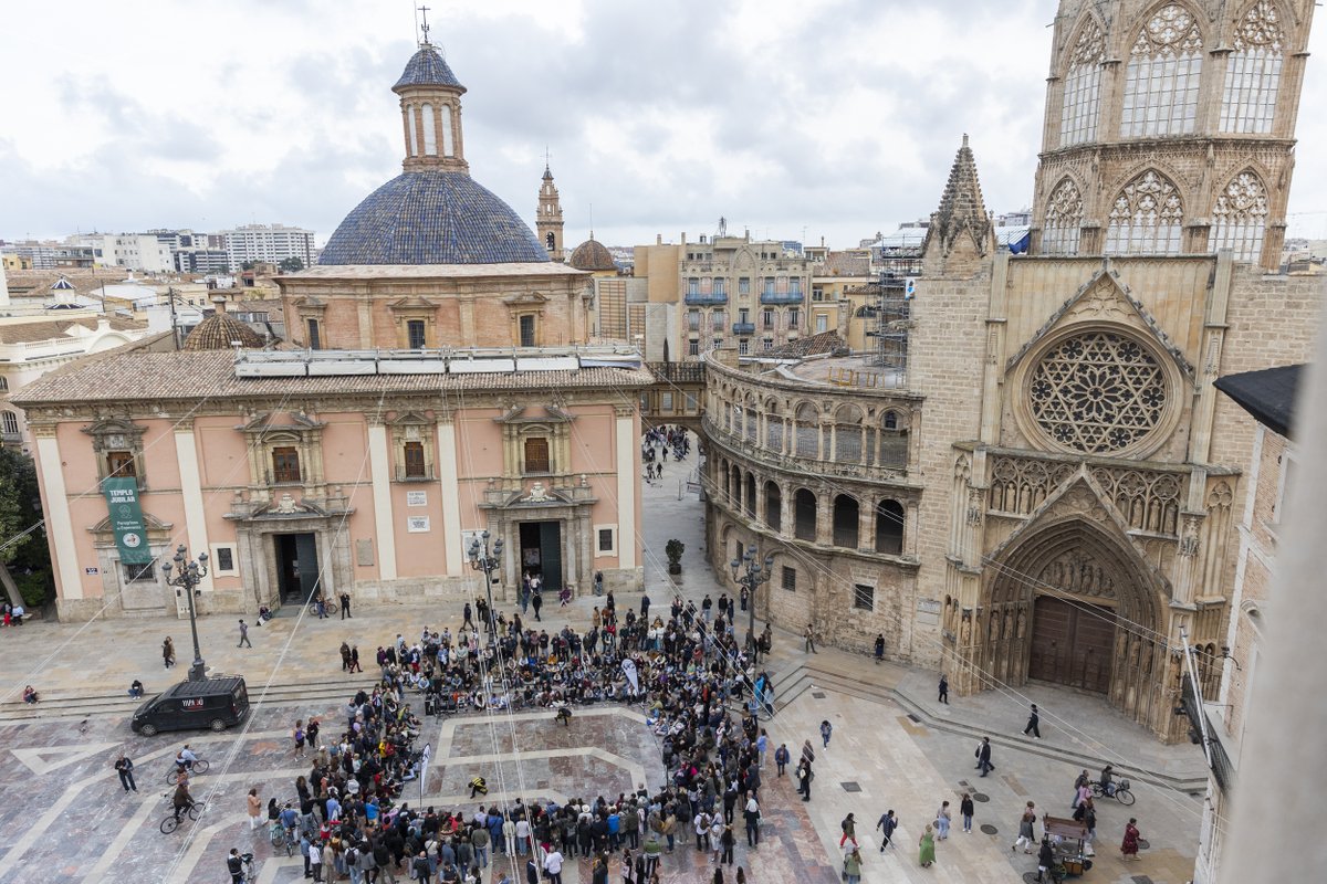 Paula Serrano 🍀Estrip (outdoor) 🌸

🌱 Una dansa que amplifica l’invisible i transforma l’espai amb el seu propi ressò. 

 ❁ Plaça de la Verge ❁ #EstrenaCarrer #TalentLocal ❁

#DansaValència25 🖤 #SomniInsinuat 🖤 #SpanishDancePlatform