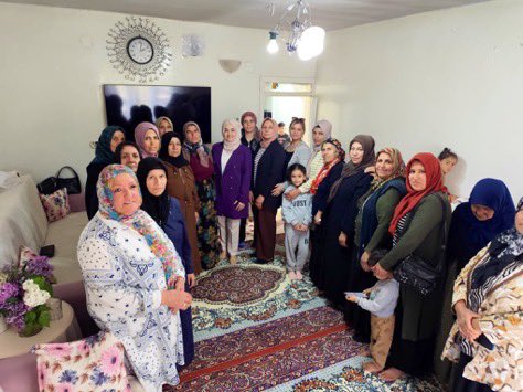 AkSahinbey_27's tweet photo. 📍3.Bölge 
Bölge toplantımızı Kadın Kolları Başkanımız Sn. @fatmagulaslndag ve Yönetim Kurulu Üyelerimiz ile birlikte Hatice Çelikkol hanımın evinde gerçekleştirdik. Bölgemize  dair istişarelerde bulunduk, talep ve önerileri dinledik.Ak Parti ailemize yeni üyeler ekledik. https://t.co/23iSovBhlS
