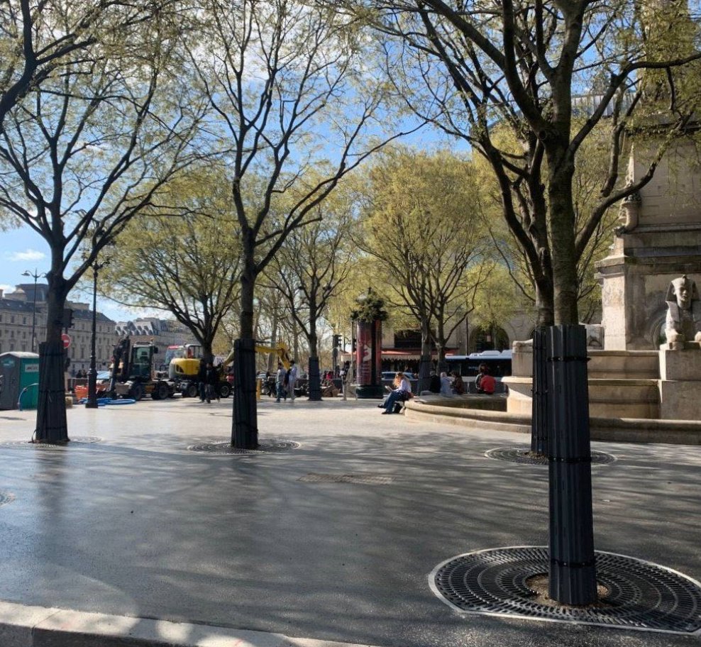 Place du Châtelet :

1 - La mairie avait promis, à maintes reprises, de jolis pavés. 

2 - Finalement elle vient de tout tartiner de bitume. 

(Un article en urgence <a href="/LeParisien_75/">Le Parisien | Paris</a>, des réactions surjouées, <a href="/David_Belliard/">David Belliard</a> <a href="/RemiFeraud/">Rémi Féraud</a> ?? #RueLepic)