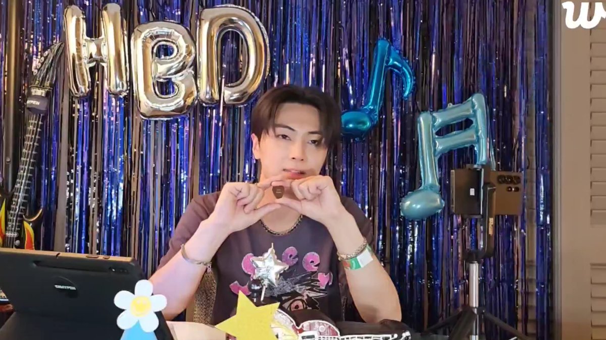 enhatranslates's tweet image. jay said he went backstage after john mayer’s performance and he told him that he started playing the guitar because of him. and he told him how big of a fan he is. then john mayer suddenly gave him his guitar pick 🥹

#JAY #ENCHELLA #ENHYPEN @ENHYPEN_members