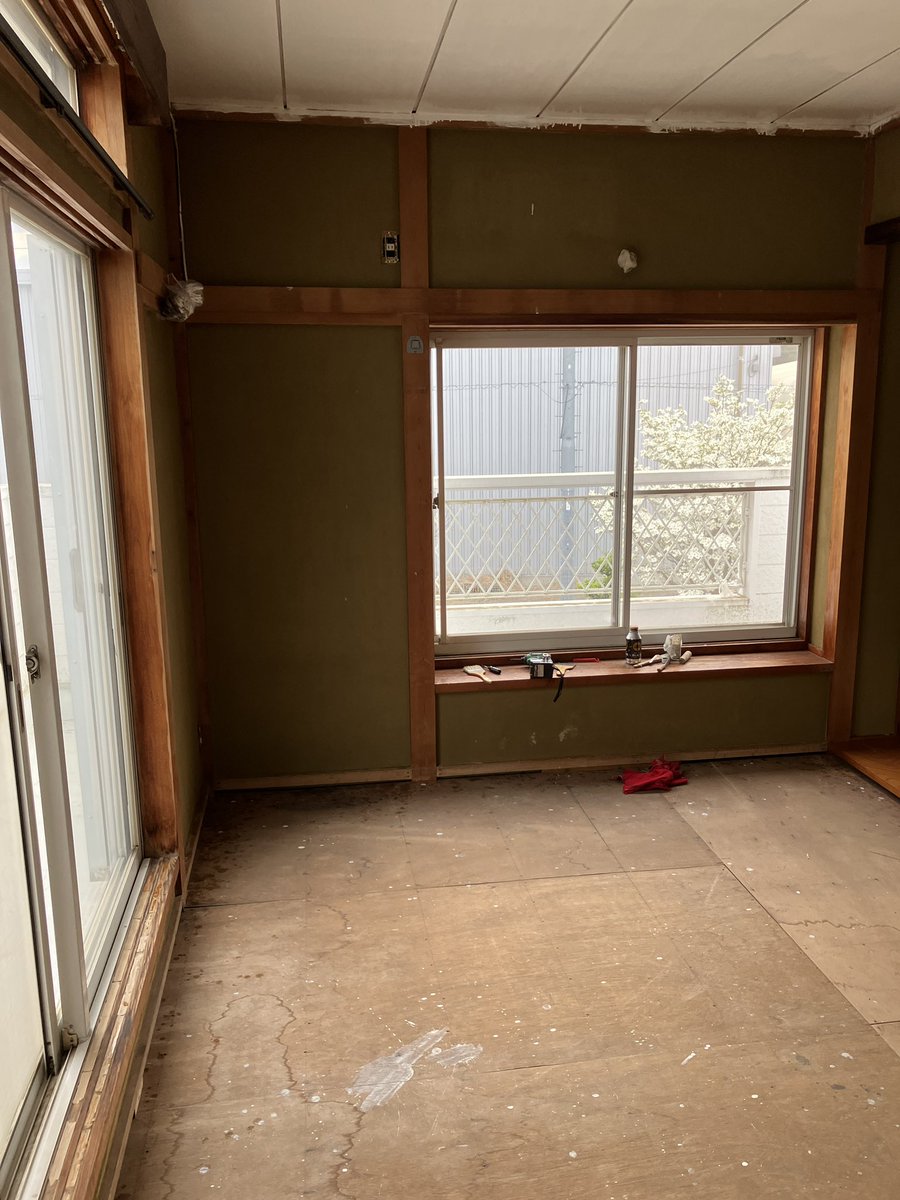 tonsoku_for_now's tweet photo. 左官屋の親父殿、68になりやっと仕事を減らしてくれたと思ったら家の洋室化を始めた
昭和の人間、頑丈すぎんか https://t.co/rfcBND7y5h